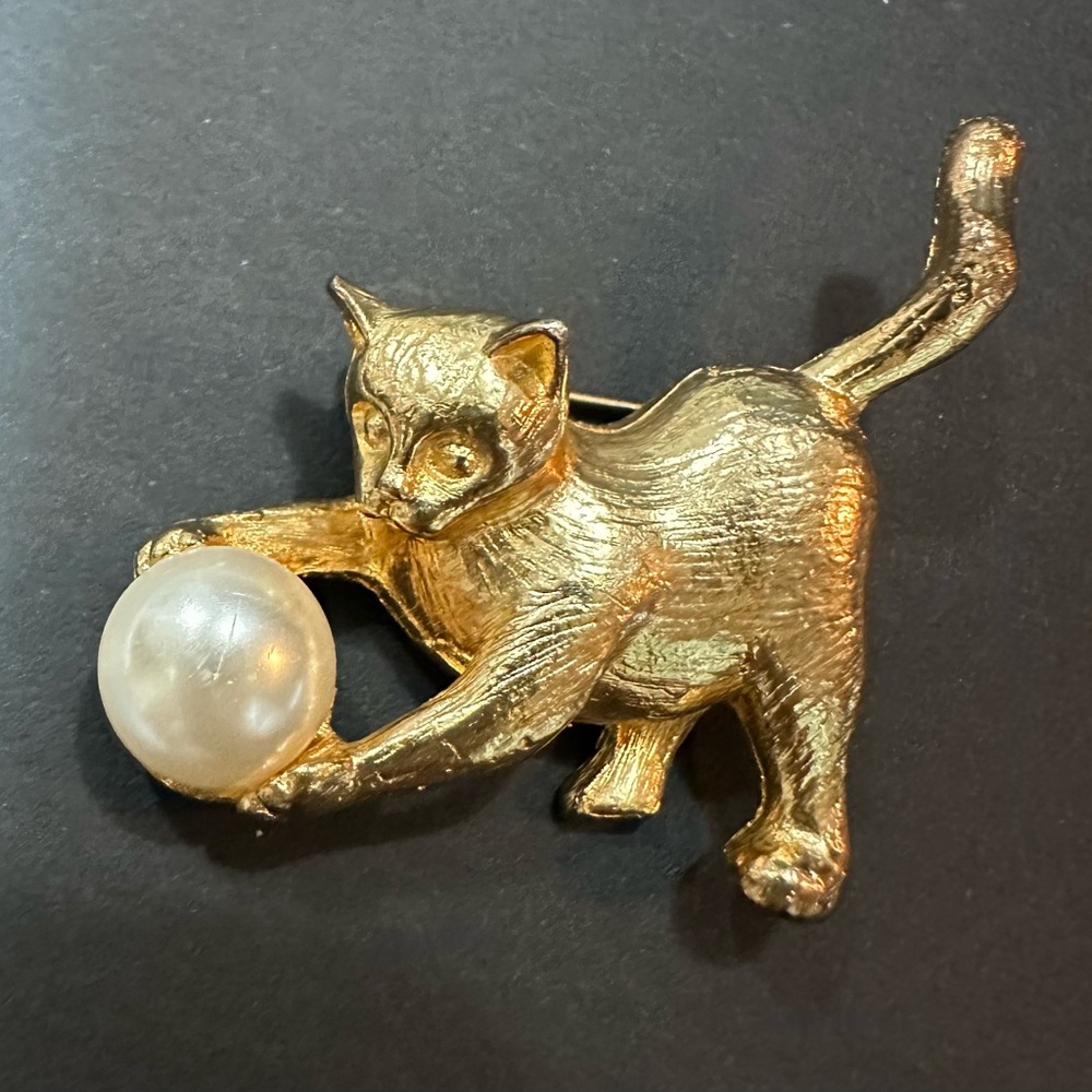 Vintage Gold-Tone Cat Brooch with Faux Pearl Ball - Picture 3 of 5